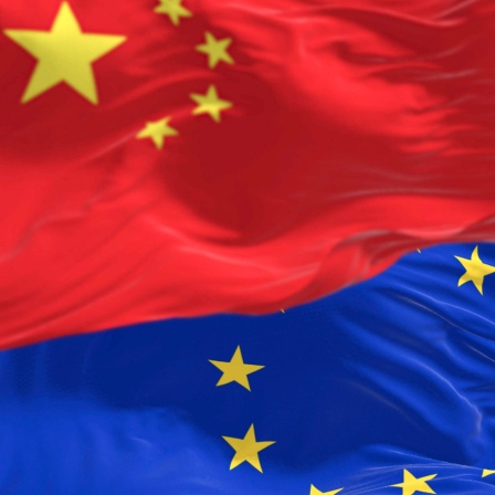 Flaggen Chinas und der EU