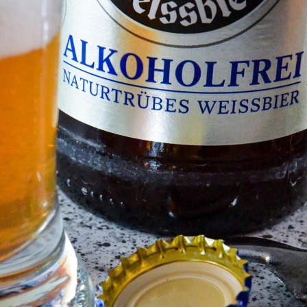 Ein Glas mit alkoholfreiem Weißbier.