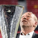 Der Präsident des Fußballvereins Eintracht Frankfurt hält den UEFA Europa-League-Pokal in die Höhe.