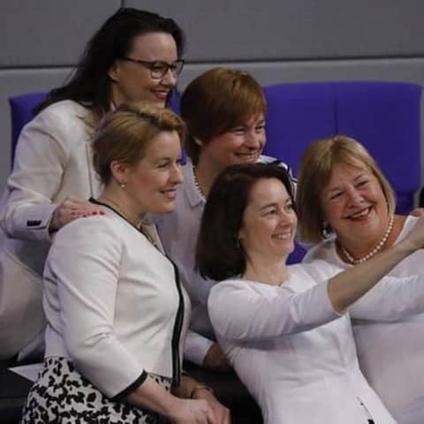 Mehrere Frauen im Bundestag machen ein Selfie