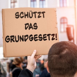 Bayern 2 debattiert: 75 Jahre Grundgesetz: Wie es Jugendliche feiern und dafür kämpfen