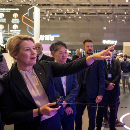 Wirtschaftssenatorin Giffey mit einem Controller einer Speielekonsole 