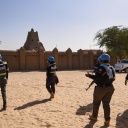 Mitglieder der Polizeikräfte der Vereinten Nationen (UNPOL) in Mali, die im Rahmen der MINUSMA tätig sind, sichern eine Delegation während eines Arbeitstreffens
