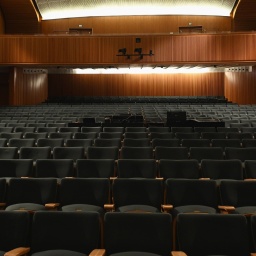 Stuhlreihen im Theater und Konzertsaal.