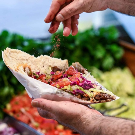 Würzen von Döner im Doyum Restaurant in der Admiralstraße (Bild: picture alliance/dpa/Jens Kalaene)