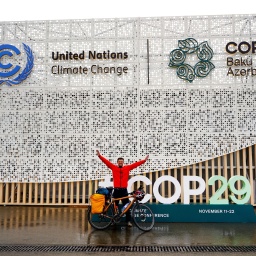 Ingwar Perowanowitsch steht mit seinem Fahrrad vor dem Tagungsort der COP29, nachdem er von Freiburg aus mit dem Rad zur Weltklimakonferenz nach Baku gefahren ist.