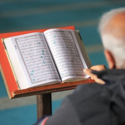 Mann liest im Koran, Gaza Stadt 23.03.2023; © dpa/ZUMA Press Wire/Belal Salem