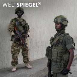 M23-Rebellen stehen Wache, während sie gefangene rumänische Söldner, die an der Seite der Armee der Demokratischen Republik Kongo (FRDC) kämpften, am Grenzübergang Gisenyi in Kongo freilassen, nachdem die M23-Rebellen in die ostkongolesische Hauptstadt Goma vorgedrungen waren