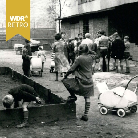 Straßenszene Hagen in den 1950er Jahren mit spielenden Kindern