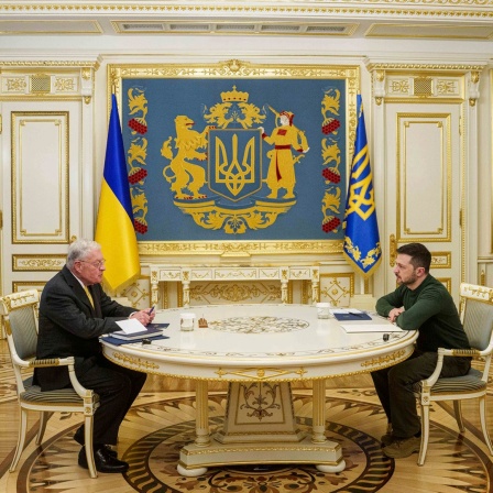 Der US-Sondergesandter für die Ukraine und Russland, Keith Kellogg (rechts), und der ukrainische Präsident Wolodymyr Selenskyj (links), unterhalten sich während ihres Treffens in Kiew. 