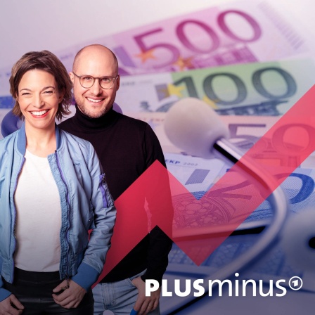 Plusminus-Hosts Anna Planken und David Ahlf vor einem Symbolbild für privaten Krankenversicherungen: Geldscheine &amp; Stethoskop.