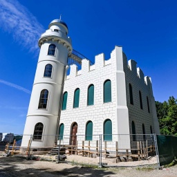 Die weiße Fassade vom Schloss auf der Pfaueninsel ist nach dem Abbau des Gerüstes wieder zu sehen. (Bild: picture alliance/dpa/Jens Kalaene)