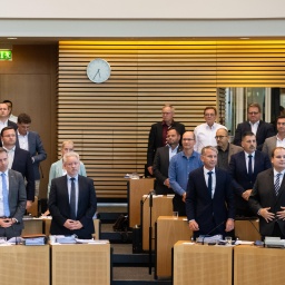 Die Abgeordneten von CDU und AfD (im Bild) sowie der FDP und die fraktionslosen Abgeordneten (nicht im Bild) stimmen gemeinsam für das Gesetz zur Senkung der Grunderwerbssteuer.