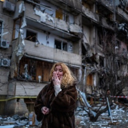 Eine Frau neben ihrem Haus in der Ukraine nach einem Raketenangriff. Russland hat am 24. Februar 2022 einen umfassenden Angriff auf die Ukraine gestartet und Städte und Stützpunkte mit Luftangriffen oder Granaten beschossen.