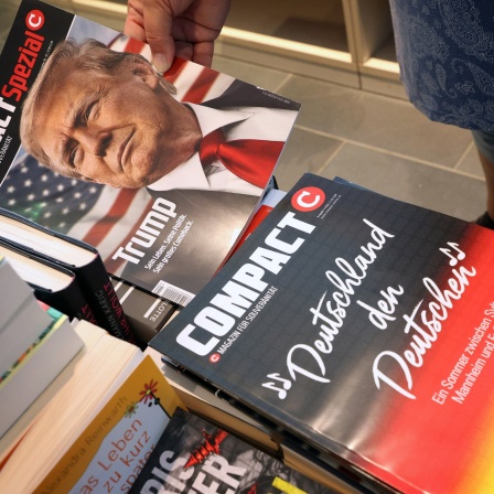 Zwei Ausgaben des Magazins &#034;Compact&#034; - eine über Donald Trump, eine mit der Aufschrift &#034;Deutschland den Deutschen&#034; - liegen in einem Zeitschriftengeschäft.