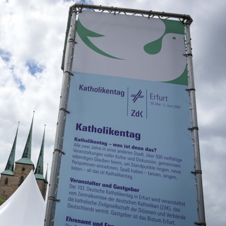 Eine große Informationssäule anlässlich des Katholikentags steht auf dem Domplatz in Erfurt. 