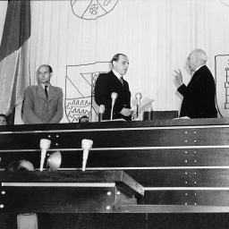 Historische Aufnahme der Wahl von Theodor Heuss zum ersten Bundespraesidenten durch die Bundesversammlung in Bonn am12. September 1949. Zu sehen ist die Vereidigung von Theodor Heuss durch Bundestagspräsident Erich Koehler.