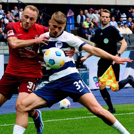 Ben Zolinski (1. FC Kaiserslautern) im Zweikampf mit Marton Dardai (Hertha BSC)