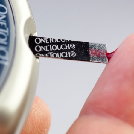 Mit Hilfe eines kleinen Blutstropfens wird mit einem Gerät der Firma OneTouch der Zuckergehalt im Blut gemessen. Menschen, die an Diabetes erkrankt sind, müssen den Blutzuckerwert häufig überprüfen und bei entsprechendem Krankheitsbild Insulin spritz