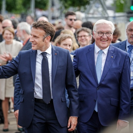 Frankreichs Präsident Emmanuel Macron (l) und Bundespräsident Frank-Walter Steinmeier besuchen das Demokratiefest anlässlich 75. Jahre Grundgesetz. Der französische Präsident Macron ist zusammen mit seiner Frau auf Einladung von Bundespräsident Steinmeier zu einem dreitägigen Staatsbesuch in Deutschland.