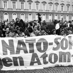 Mehr als 300.000 Menschen demonstrieren am 10. Oktober 1981 im Hofgarten in Bonn gegen Atomwaffen - auch Soldaten der Bundeswehr.