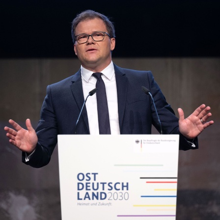 Carsten Schneider (SPD), Beauftragter der Bundesregierung für die ostdeutschen Länder, spricht auf der Konferenz „Ostdeutschland 2030“ in Leipzig.