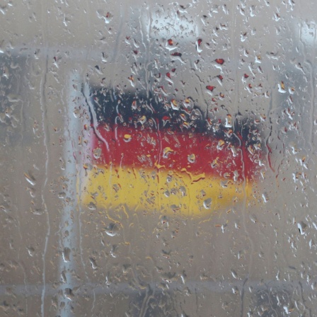 Eine Deutschlandfahne flatterte 2018 zum Tag der Deutschen Einheit auf dem regnerischen Brocken