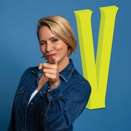 Portrait Bild Judith Rakers vor Buchstabe V