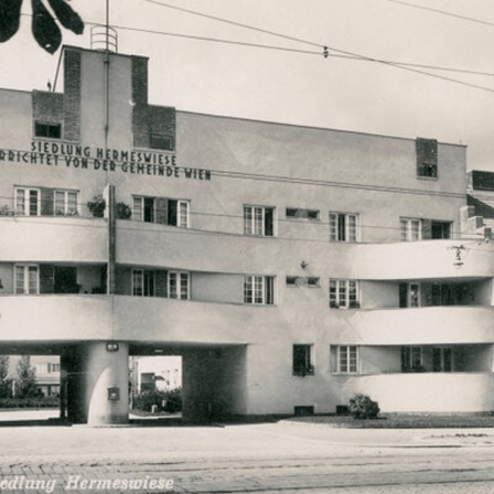 Siedlung Hermeswiese in Wien wurde als Gartenstadt konzipiert in Zusammenarbeit mit der Gemeinde Wien. Sie wurde (1923/24) nach Plänen des Architekten Karl Ehn (1884-1959), der Wiener Baufirma Mühlbauer und der Siedler selbst errichtet, die mindestens 1.000 unbezahlte, freiwillige Arbeitsstunden leisten mussten. Datum: um 1925.