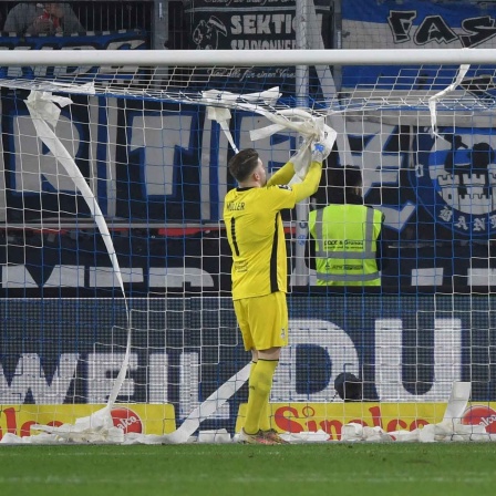 Fanprotest - Torwart Vincent Müller (MSV Duisburg) räumt sein Tor von Klopapierrollen frei (Bild: IMAGO/Maik Hölter/TEAM2sportphoto)
