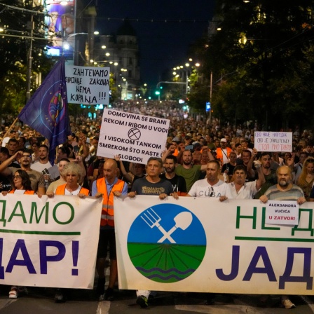 Menschen nehmen an Protestveranstaltung in Belgrad teil