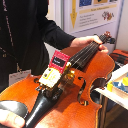 Eine Violine mit motorgesteuertem Stimmgerät.