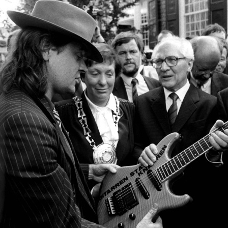 Rockmusiker Udo Lindenberg (links) überreicht SED-Generalsekretär Erich Honcker bei dessen Besuch in Wuppertal am 9. September 1987 eine Gitarre mit der Aufschrift &#034;Gitarren statt Knarren&#034;