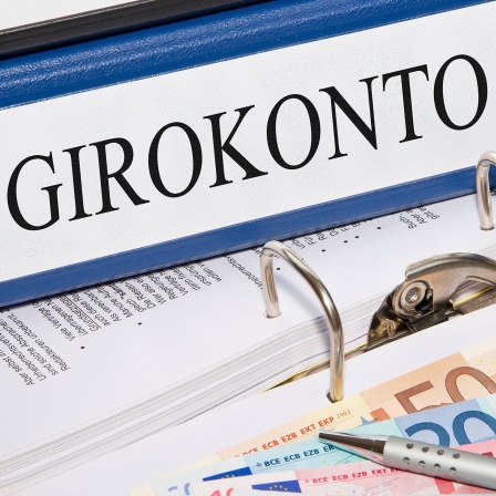 Ein Aktenordner mit der Aufschrift Girokonto