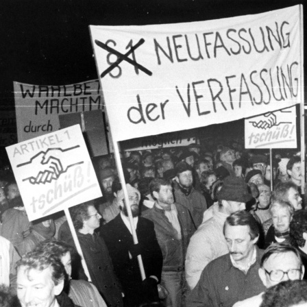 Montagsdemos in Dresden - Demonstranten mit Transparenten auf dem Altmarkt