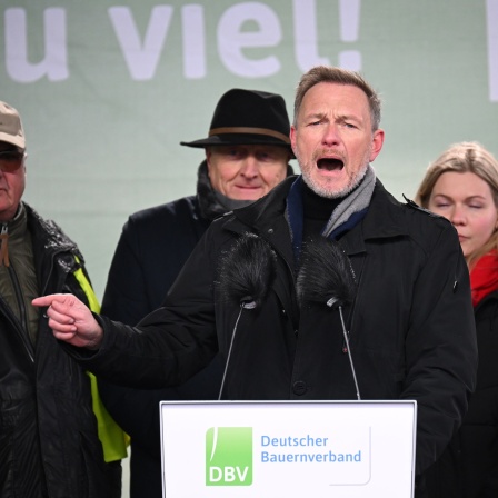 Christian Lindner (FDP), Bundesminister der Finanzen, spricht während einer Protestdemonstration vor dem Brandenburger Tor.