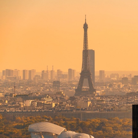Sonnenaufgang über dem Pariser Eiffelturm