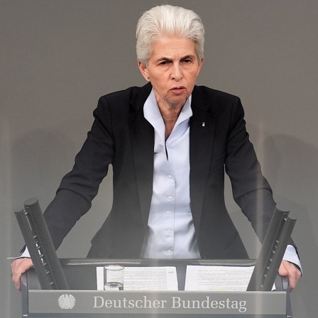 Marie-Agnes Strack-Zimmermann (FDP) spricht in der Debatte zu Zehn Jahre russischer Krieg in der Ukraine im Bundestag. 