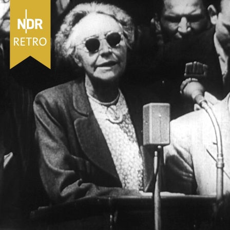 Berlins Oberbürgermeisterin Louise Schroeder hält eine Rede.