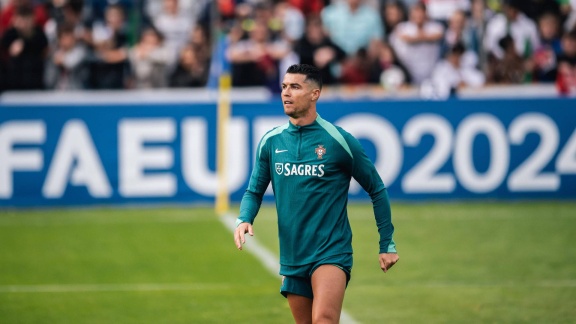 Sportschau Uefa Euro 2024 - Cristiano Ronaldo Trainiert Vor Tausenden Fans In Gütersloh