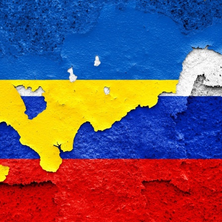 Brüchige Flaggen von Ukraine und Russland. Symbolbild der aktuelle Krieg und die tiefen politischen Spannungen zwischen den Nationen. FOTOMONTAGE