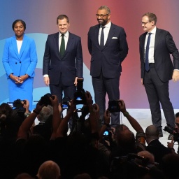 Die konservativen Spitzenkandidaten Kemi Badenoch (l-r), Robert Jenrick, James Cleverly und Tom Tugendhat stehen während des Parteitags der Konservativen im International Convention Centre auf dem Podium.