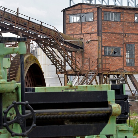 Technische Gerätschaften stehen am 02.06.2015 vor den historischen Gebäuden der Brikettfabrik "Herrmannschacht" in Zeitz