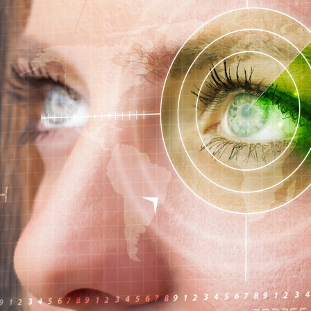 Close-Up eines Frauengesichts mit optischen Linien und Messpunkten.