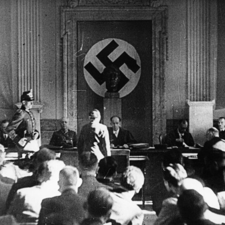 Eine Verhandlung vor dem Volksgerichtshof: Das Foto stammt vermutlich aus dem Mai 1944