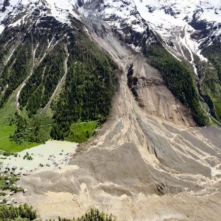 Luftaufnahme nach dem Gletschersturz im schweizerischen Kanton Wallis. Teile des Dorfes Blatten wurden von Geröll, Eis und Schlamm begraben.