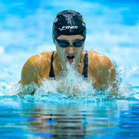 Eine Schwimmerin beim Wettkampf.