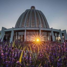 Der Bahá'í-Tempel im hessischen Hofheim bei Sonnenaufgang
