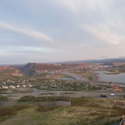 Kiruna und die Miene: Der zerstörte Erz-Berg, riesige Abraumhalden und das alte Zentrum,
