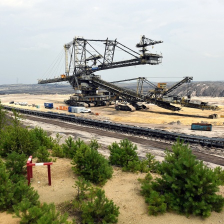 Blick auf eine Förderbrücke, Förderanlagen und Abraumhalden im Braunkohletagebau Welzow Süd der Vattenfall AG in Welzow (Brandenburg).